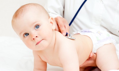 Ang bata ay nakikinig sa doktor