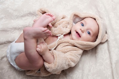 Schönes Baby, das auf dem Bett liegt
