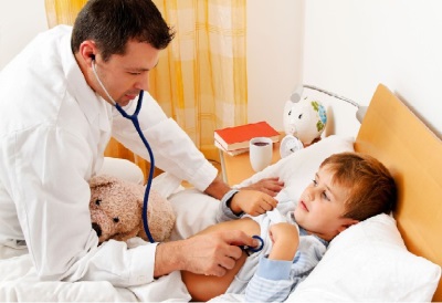 Sinusuri ng doktor ang bata sa bahay