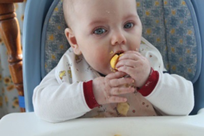 Bayi makan yolk