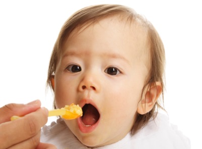 Bayi makan yolk