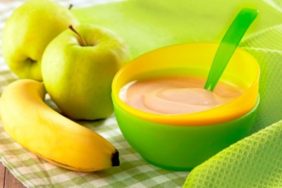 Apple-banana puree para sa nutrisyon ng bata