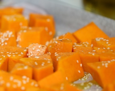 Kürbis im Ofen mit Sesam