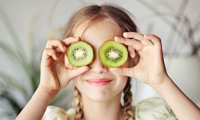 Sinara ng batang babae ang kiwi