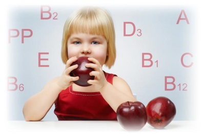 Kind isst Äpfel und Vitamine