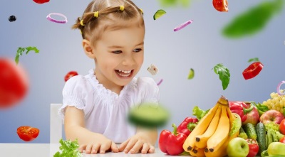 Baby und Lebensmittel reich an Vitaminen