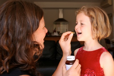 Mutter gibt Baby Vitamine