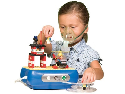 Inhalator in Form eines Schiffes - ein Spielzeug für ein Kind