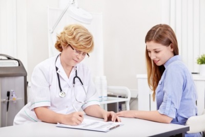 Menina de 12 anos para consultar um médico