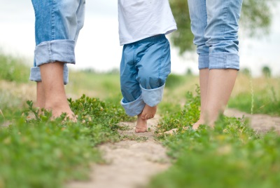Bayi berjalan di atas kaus kaki