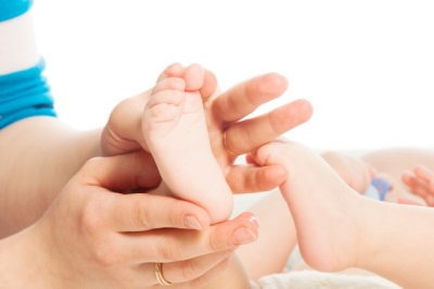 Urut kaki kepada kanak-kanak yang pergi ke kaus kaki