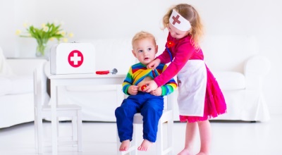 Çocuklar doktor oynuyor