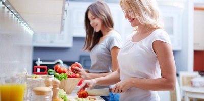 أمي تطبخ مع ابنتها المراهقة