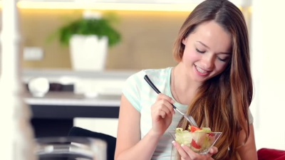 فتاة في سن المراهقة الأكل