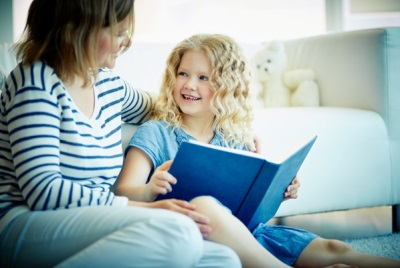 أمي والطفل يقرأان كتاباً