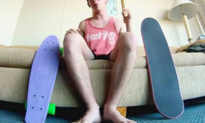Ang pagkakaiba sa pagitan ng isang penny board at isang skateboard