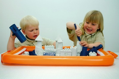 Kids play kinetic sand