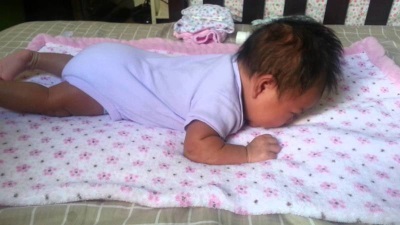 Kung ang sanggol ay hindi humawak sa ulo sa loob ng 3 buwan