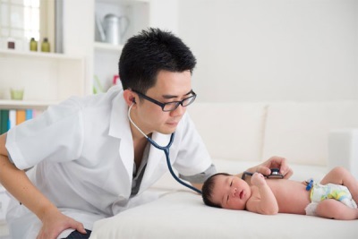علاج التهاب الحنجرة والسعال لدى الأطفال أقل من سنة واحدة