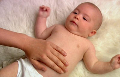 Hand auf Baby `s Bauch