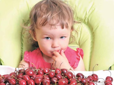 Baby mit süßer Kirsche