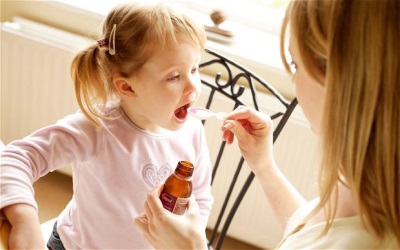 Antibiotics para sa mga bata na may ubo at rhinitis