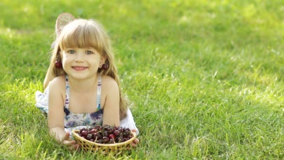Baby mit Kirsche