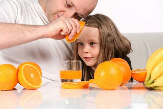 Ang orange juice ay gumawa ng ama sa isang bata