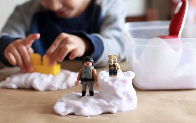 Kinetischer Sand aus Soda machen Sie es selbst